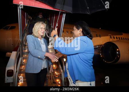 Ministère de la défense du Suriname Krishna Mathoera reçoit le vice-premier ministre Kaag à son arrivée à l'aéroport, qui se trouve au Suriname pour des consultations avec le gouvernement surinamais sur les intentions de l'État néerlandais de s'excuser pour l'esclavage passé jeudi, 15 décembre 2022. ANP RANU ABHELAKH netherlands Out - belgium Out Credit: ANP/Alay Live News Banque D'Images