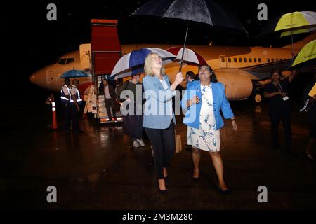 Ministère de la défense du Suriname Krishna Mathoera reçoit le vice-premier ministre Kaag à son arrivée à l'aéroport, qui se trouve au Suriname pour des consultations avec le gouvernement surinamais sur les intentions de l'État néerlandais de s'excuser pour l'esclavage passé jeudi, 15 décembre 2022. ANP RANU ABHELAKH netherlands Out - belgium Out Credit: ANP/Alay Live News Banque D'Images