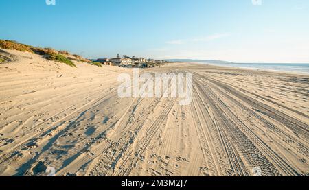 Oceano, Californie, Etats-Unis -14 décembre 2022. Pistes de pneus sur une plage de sable. Oceano Dunes Vehicular Recreational Aria, California State Park autorise les véhicules Banque D'Images