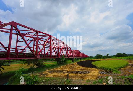 Le pont Xiluo est un pont en acier rouge avec des piers en béton. Ce pont, à travers les tronçons inférieurs de la rivière Zhuoshui dans le comté de Yunlin, Taïwan. Banque D'Images