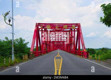 Le pont Xiluo est un pont en acier rouge avec des piers en béton. Ce pont, à travers les tronçons inférieurs de la rivière Zhuoshui dans le comté de Yunlin, Taïwan. Banque D'Images