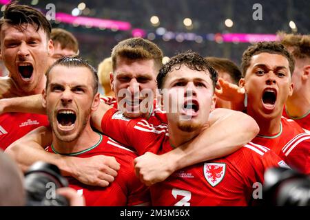 Photo du dossier datée du 21-11-2022, Gareth Bale (deuxième à gauche) célèbre avec ses coéquipiers après avoir marqué le premier but de leur côté de la partie depuis la zone de pénalité lors du match de la coupe du monde de la FIFA du groupe B au stade Ahmad Bin Ali, Al-Rayyan. Le pays de Galles en a tiré 1-1 avec les États-Unis dans leur ouverture de la coupe du monde du Groupe B à Doha. Date de publication : vendredi 16 décembre 2022. Banque D'Images