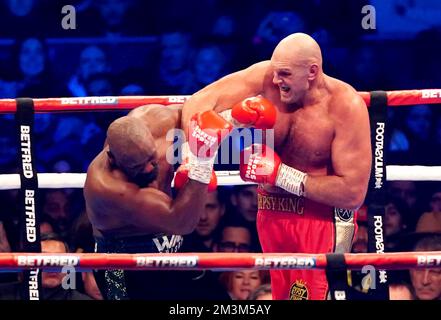 Photo du dossier datée du 03-12-2022 de Tyson Fury (à droite), en action contre Derek Chisora. Tyson Fury a défendu son titre mondial WBC Wightear Weight avec un arrêt de 10th tours de l'ancien rival Derek Chisora pour rester sur la bonne voie pour une épreuve d'unification avec l'IBF, IBO, WBO et le détenteur de WBA Oleksandr Usyk, qui était en bord de piste au stade Tottenham Hotspur. Date de publication : vendredi 16 décembre 2022. Banque D'Images