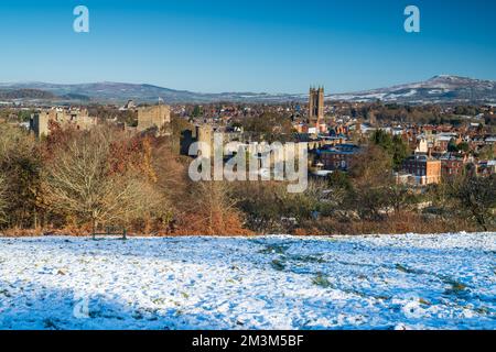 Le château de Ludlow et la ville de Shropshire, au Royaume-Uni, sur un ciel bleu hiverne après une chute de neige Banque D'Images