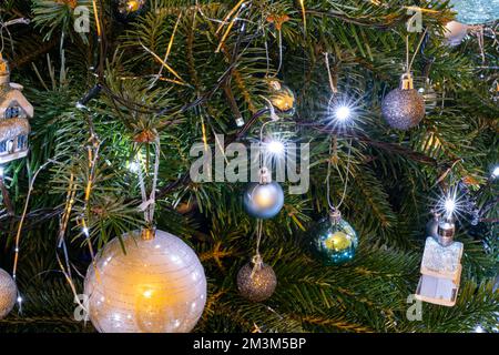 Gros plan d'un sapin de Noël avec boule et décorations lumineuses avec étoiles claires Banque D'Images