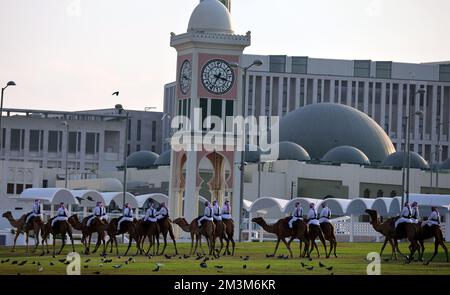 Sicherheitskräfte mit ihren Kamelen auf einer Wiese vor dem Amiri Diwan, dem offiziellen Arbeitsplatz und das Büro des émirs des Staates Katar les forces de sécurité avec leurs chameaux sur un pré en face de l'Amiri Diwan, Le lieu de travail officiel et le bureau de l'émir de l'État du Qatar Fussball WM 2022 au Qatar coupe du monde de football de la FIFA 2022 © diebilderwelt / Alamy stock Banque D'Images