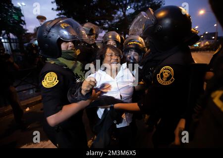 Lima, Pérou. 15th décembre 2022. Les policiers emprisonnent une femme pendant une manifestation. Selon des sources gouvernementales, des personnes sont mortes dans diverses régions du Pérou lors de manifestations de plus en plus violentes contre l'éviction du président Castillo. Des milliers de personnes ont demandé la démission du successeur de Castillo, Boluarte, ainsi que la dissolution du Parlement, de nouvelles élections anticipées et la libération de l'ancien président emprisonné. Credit: Lucas Aguayo Araos/dpa/Alay Live News Banque D'Images