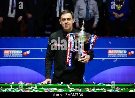 Photo du dossier datée du 02-05-2022 de Ronnie O'Sullivan célèbre avec le trophée. Ronnie O’Sullivan a célébré un autre titre mondial au Crucible en mai. Date de publication : vendredi 16 décembre 2022. Banque D'Images