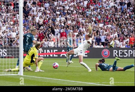 Photo du dossier datée du 31-07-2022 de l'Angleterre Chloe Kelly marque ses côtés deuxième but. Chloe Kelly (au centre) était sur la cible en plus de temps alors que l'Angleterre battait l'Allemagne pour gagner l'Euro 2022 sur le sol domestique en juillet. Date de publication : vendredi 16 décembre 2022. Banque D'Images