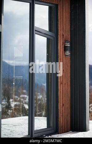 Barnhouse. Vue rapprochée d'une petite maison en bois de style scandinave moderne avec grande fenêtre. Banque D'Images