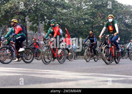 Dhaka, Dhaka, Bangladesh. 16th décembre 2022. Des centaines de cyclistes ont participé au Bijoy (Victory) Ride 2022, organisé par le plus grand groupe cycliste bangladais des Cyclistes pour célébrer le jour de la victoire du Bangladesh 2022 sur 16 décembre, avenue Manik Mia, Dhaka. (Credit image: © Syed Mahabubul Kader/ZUMA Press Wire) Credit: ZUMA Press, Inc./Alamy Live News Banque D'Images