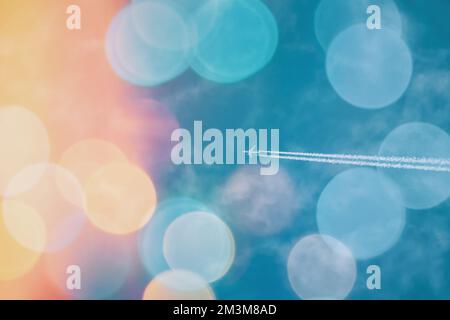 Concept de voyage. Avion volant sur fond ciel couleurs douces. Résumé flou bokeh Boke arrière-plan. Rêve et Voyage. Publicité de compagnies aériennes. Air Banque D'Images