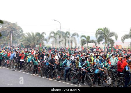 Dhaka, Dhaka, Bangladesh. 16th décembre 2022. Des centaines de cyclistes ont participé au Bijoy (Victory) Ride 2022, organisé par le plus grand groupe cycliste bangladais des Cyclistes pour célébrer le jour de la victoire du Bangladesh 2022 sur 16 décembre, avenue Manik Mia, Dhaka. (Credit image: © Syed Mahabubul Kader/ZUMA Press Wire) Credit: ZUMA Press, Inc./Alamy Live News Banque D'Images