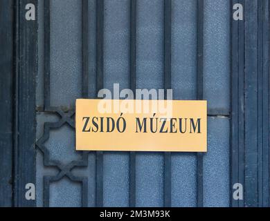 Panneau sur la porte du Musée juif, qui est situé à côté de la synagogue de Budapest. Hongrie Banque D'Images