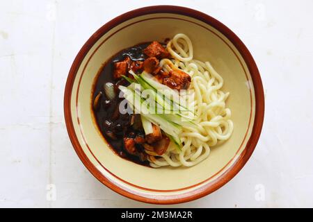 Jajangmyeon ou Jajangmyeon est un nouilles coréennes à la sauce noire - servi sur table Banque D'Images