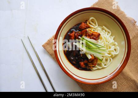 Jajangmyeon ou Jajangmyeon est un nouilles coréennes à la sauce noire - servi sur table Banque D'Images