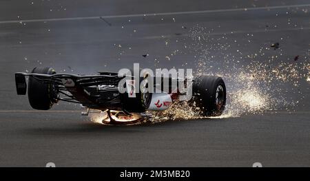 Photo du dossier datée du 03-07-2022, le Zhou Guanyu d’Alfa Romeo glisse vers la barrière après une collision spectaculaire au début du Grand Prix britannique de 2022. La rookie chinoise a déclaré qu'il ne savait pas comment il a survécu à l'accident du coin d'ouverture à Silverstone. Il a fini par se coincer entre une barrière en acier et une clôture en métal après avoir été renversé et hors de contrôle à 160mph ans, mais il est sorti indemne de l'un des plus grands accidents de la mémoire récente de Formule 1. Date de publication : vendredi 16 décembre 2022. Banque D'Images