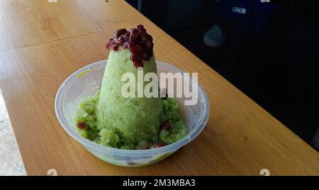 Le kakigori est un dessert japonais rasé de glace, avec des haricots rouges et de la sauce sucrée sur la glace. Dessert traditionnel d'été au Japon Banque D'Images