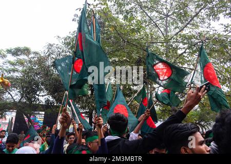 Narayanganj, Dhaka, Bangladesh. 16th décembre 2022. Le peuple tient le drapeau national du Bangladesh pour célébrer le jour de la victoire de 52nd, qui marque la fin d'une guerre amère de neuf mois d'indépendance par rapport au Pakistan, à Narayanganj, au Bangladesh. Le Bangladesh célèbre le 52nd anniversaire de sa victoire nationale, en rappelant les vaillants combattants de la liberté qui ont combattu et fait le sacrifice ultime pour libérer le pays des forces pakistanaises. Les gens de tous les milieux se réunissent au Narayanganj Central Shaheed Minar dans la matinée pour marquer le jour le plus précieux du peuple Bangali à l'occasion du Cr Banque D'Images