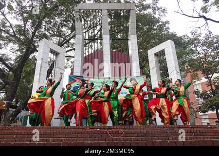 Narayanganj, Dhaka, Bangladesh. 16th décembre 2022. Les jeunes filles se livrent aux célébrations du jour de la victoire de 52nd, qui marque la fin d'une guerre amère de neuf mois d'indépendance par rapport au Pakistan, à Narayanganj, au Bangladesh. Le Bangladesh célèbre le 52nd anniversaire de sa victoire nationale, en rappelant les vaillants combattants de la liberté qui ont combattu et fait le sacrifice ultime pour libérer le pays des forces pakistanaises. Les gens de tous les milieux se réunissent au Narayanganj Central Shaheed Minar dans la matinée pour marquer le jour le plus précieux du peuple Bangali à l'occasion du GRE Cr Banque D'Images