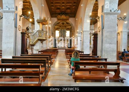 Une femme assise dans la basilique de Santa Maria del Colle à Pesocostanzo, en Italie Banque D'Images