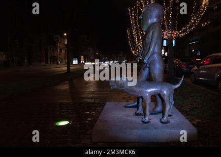 Hasselt. Limbourg-Belgique. 11-12-2021. Statue - Homme avec chien. Créé par l'artiste flamand José Vermeersch. Thonissenlaan str. Ville de Hasselt. Belgique Banque D'Images