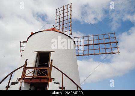 Moulin à vent avec lames en bois vues de derrière Banque D'Images