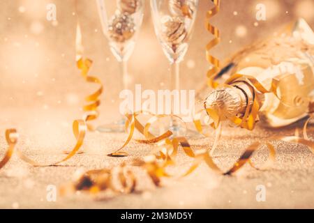 Bonne Saint-Sylvestre et fête de Noël avec 2 verres, champagne et ornements en tons d'or Banque D'Images