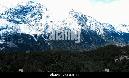 Czarny Staw Pod Rysamy ou lac Black Pond près de la cabane de montagne Morskie Oko Snowy dans les montagnes polonaises de Tatry, vue sur les drones, Zakopane, Pologne. Vue aérienne prise de magnifiques collines verdoyantes et montagnes dans des nuages sombres et reflet sur le lac Morskie Oko. Destination touristique de voyage Banque D'Images