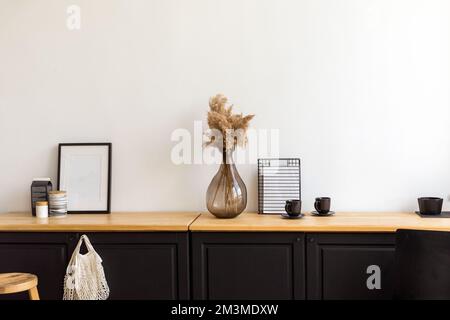 Différentes décorations sur placard avec le personnel à la maison Banque D'Images