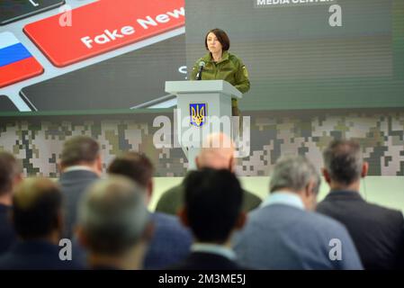 Non exclusif: KIEV, UKRAINE - 15 DÉCEMBRE 2022 - le Vice-Ministre de la défense de l'Ukraine, Hanna Malyar, prend la parole lors de la réunion d'information du représentant Banque D'Images