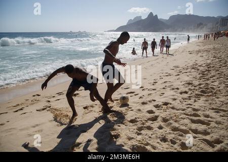 Rio de Janeiro, Brésil. 15th décembre 2022. Les garçons jouent au football sur la plage d'Ipanema à Rio de Janeiro, au Brésil, le 15 décembre 2022. Credit: Claudia Martini/Xinhua/Alamy Live News Banque D'Images