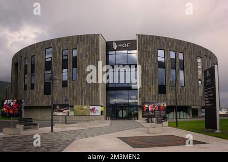 Vue extérieure du centre culturel et de conférence Hof, dans le centre d'Akureyri, en Islande Banque D'Images