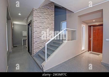 Design intérieur de l'immeuble d'appartements avec escalier et portes Banque D'Images