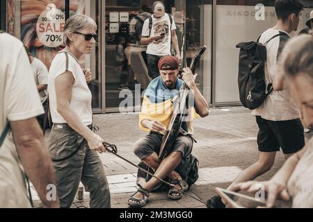 30 juillet 2022, Cologne, Allemagne : réfugié de la guerre en Ukraine, un musicien joue un instrument musical national de bandura dans la rue de la ville, wra Banque D'Images
