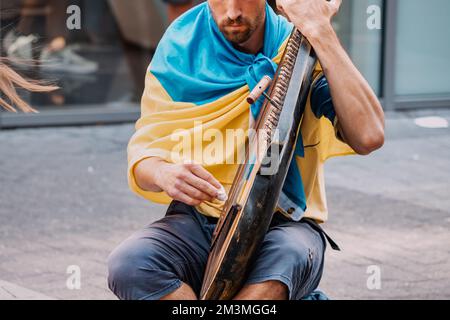 30 juillet 2022, Cologne, Allemagne : réfugié de la guerre en Ukraine, un musicien joue un instrument musical national de bandura dans la rue de la ville, wra Banque D'Images