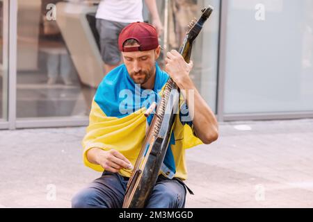 30 juillet 2022, Cologne, Allemagne : réfugié de la guerre en Ukraine, un musicien joue un instrument musical national de bandura dans la rue de la ville, wra Banque D'Images