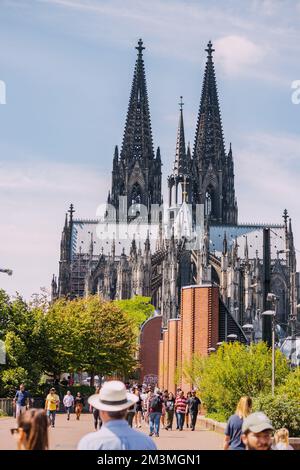 30 juillet 2022, Cologne, Allemagne: Vue sur la ville de Cologne avec la cathédrale comme dominante architecturale. Foules de touristes en premier plan Banque D'Images