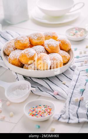 Beignets de fromage cottage, boulettes de sucre dans un bol. Dessert caillé sain. Banque D'Images