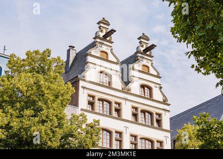 29 juillet 2022, Cologne, Allemagne : façade de bâtiment d'architecture de la vieille ville Banque D'Images