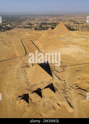 Égypte. Le Caire. Gizeh (ou Gizeh) vue aérienne à l'ouest de la ville : au premier plan, les trois pyramides des reines de Mykerinos. En arrière-plan Banque D'Images