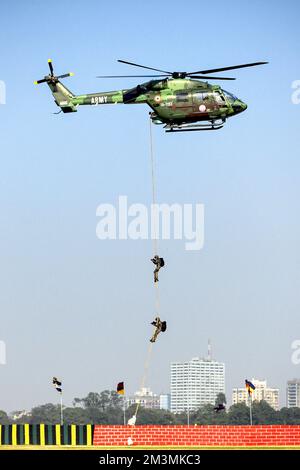 Kolkata, Inde. 15th décembre 2022. Les commandos de l'armée indienne sont vus se repousser d'un hélicoptère pendant la prochaine célébration de Vijay Diwas. Vijay Diwas est célébrée chaque année sur 16 décembre pour honorer la victoire des forces armées indiennes sur le Pakistan dans la guerre de libération du Bangladesh de 1971. Le commandement oriental de l'armée indienne célèbre Vijay Diwas (jour de la victoire) qui est sur 16 décembre pour commémorer la victoire des forces armées indiennes dans la guerre de libération du Bangladesh ainsi que l'armée du Bangladesh contre le Pakistan en l'an 1971. Crédit : SOPA Images Limited/Alamy Live News Banque D'Images