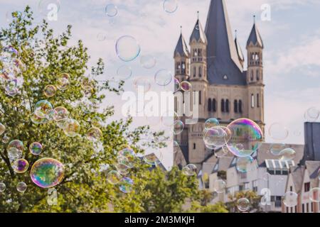 Beaucoup de bulles de savon dans le parc de la ville de Cologne. Enfants, bonheur et amusement concept Banque D'Images