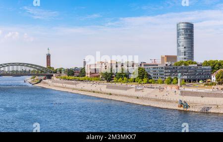 29 juillet 2022, Cologne, Allemagne : vue panoramique sur la ville de Koln, le Rhin, le pont et les différentes tours Banque D'Images