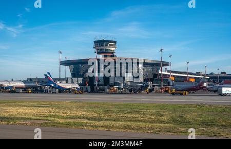 MOSCOU, RUSSIE - 08 JUILLET 2022 : l'aéroport international Sheremetyevo est l'aéroport le plus achalandé de Russie. Flotte de compagnies aériennes à Moscou. Maintenance de l'avion à Banque D'Images