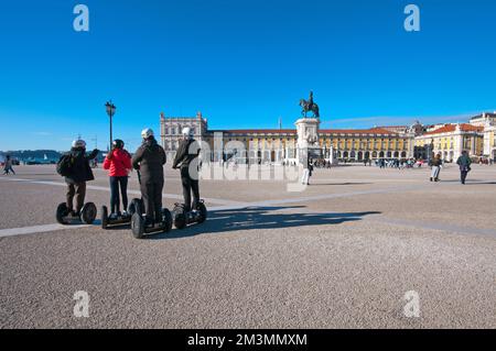 Touristes en segway à Praca do Comercio, Lisbonne, Portugal Banque D'Images