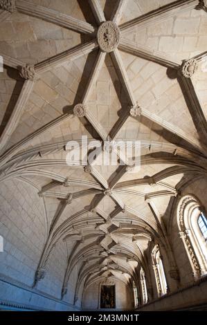 Plafond voûté du réfectoire du monastère de Jeronimos (construit au 16th siècle par l'architecte Diogo de Boitaca dans le style manueline), Lisbonne, Portugal Banque D'Images