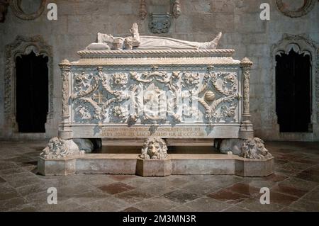 Tombeau (par le sculpteur Costa Mota) de l'explorateur portugais Vasco da Gama (1469-1524), église Santa Maria de Belem, monastère Jeronimos, Lisbonne, Portugal Banque D'Images