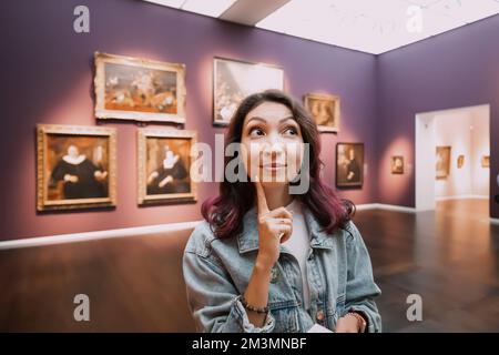 31 juillet 2022, Koln, Allemagne: Visiteur féminin regardant le chef-d'œuvre classique à l'exposition d'art du musée Wallraf Richartz Banque D'Images