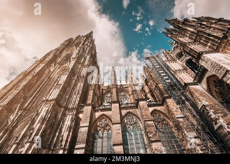 Vue panoramique sur la célèbre cathédrale gothique de Cologne Banque D'Images